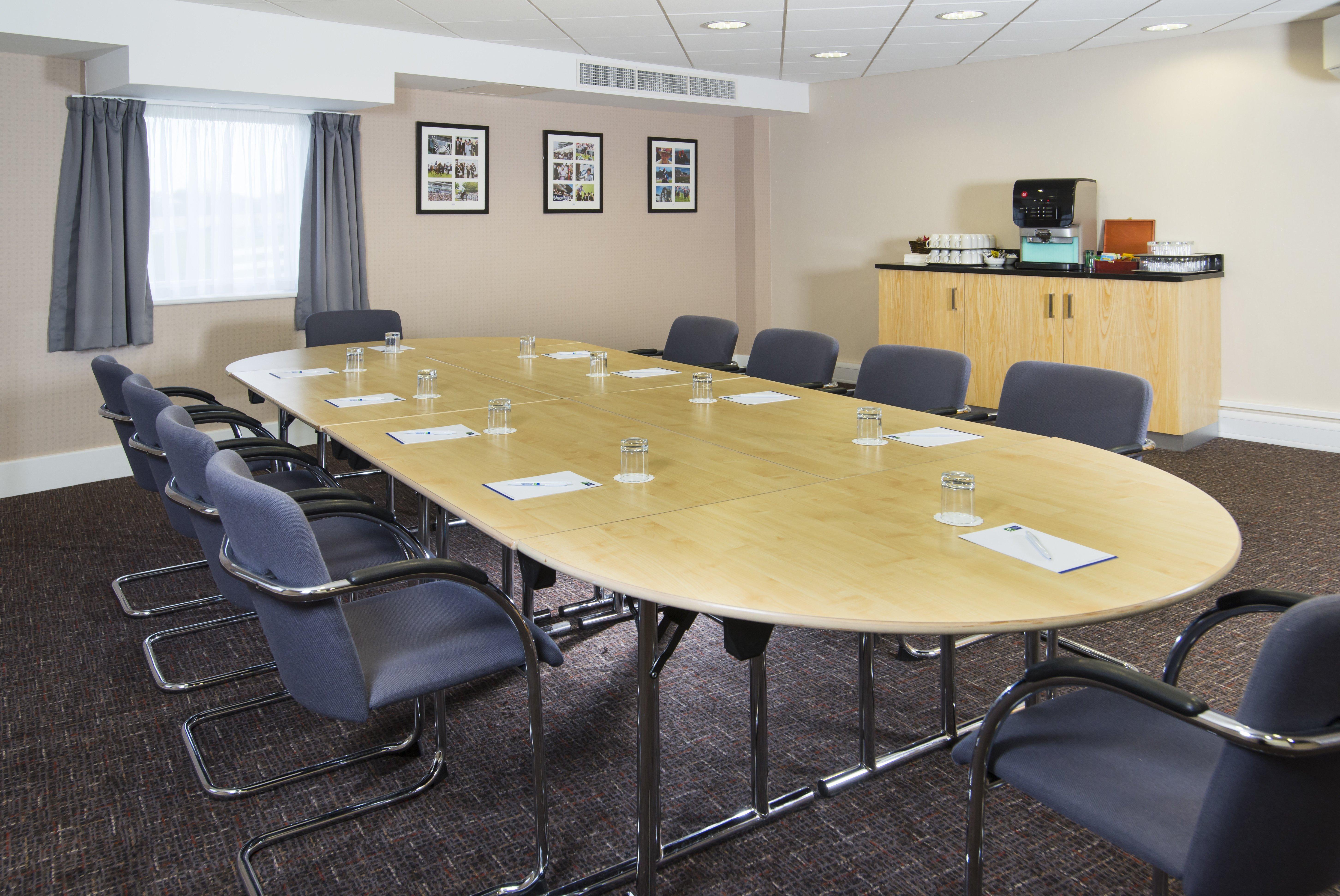 Holiday Inn Express London - Epsom Downs By Ihg Kültér fotó
