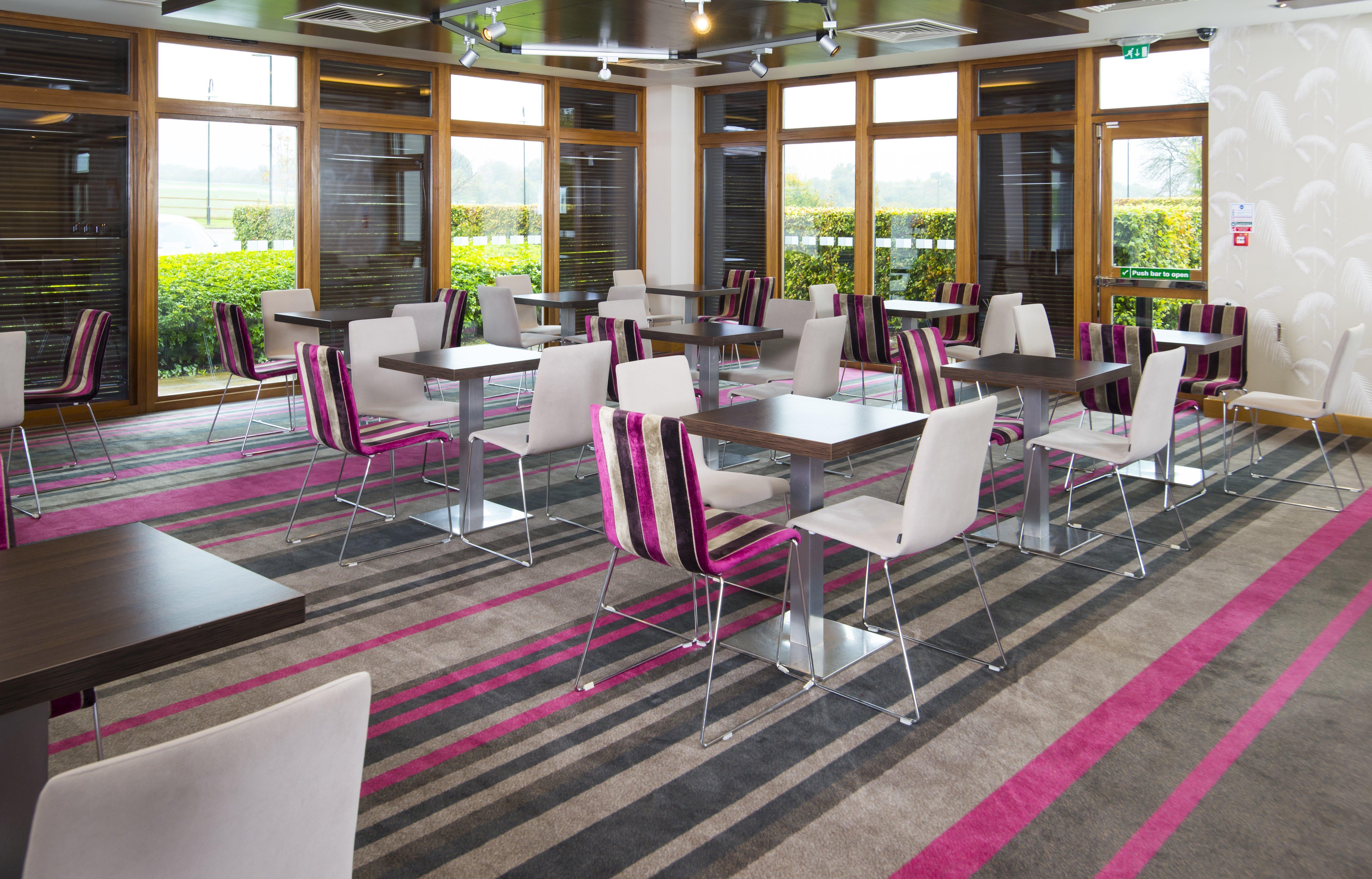Holiday Inn Express London - Epsom Downs By Ihg Kültér fotó
