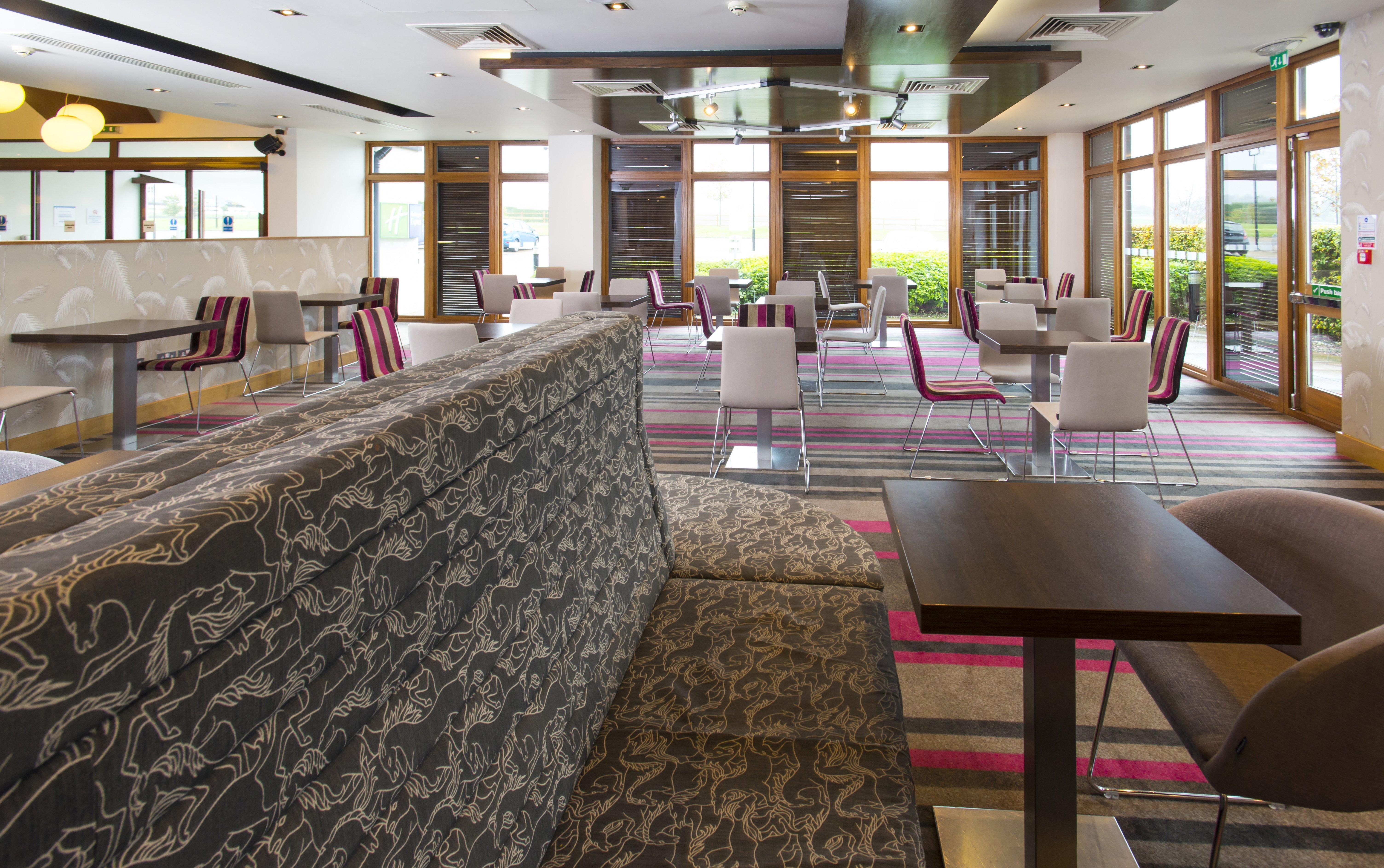 Holiday Inn Express London - Epsom Downs By Ihg Kültér fotó