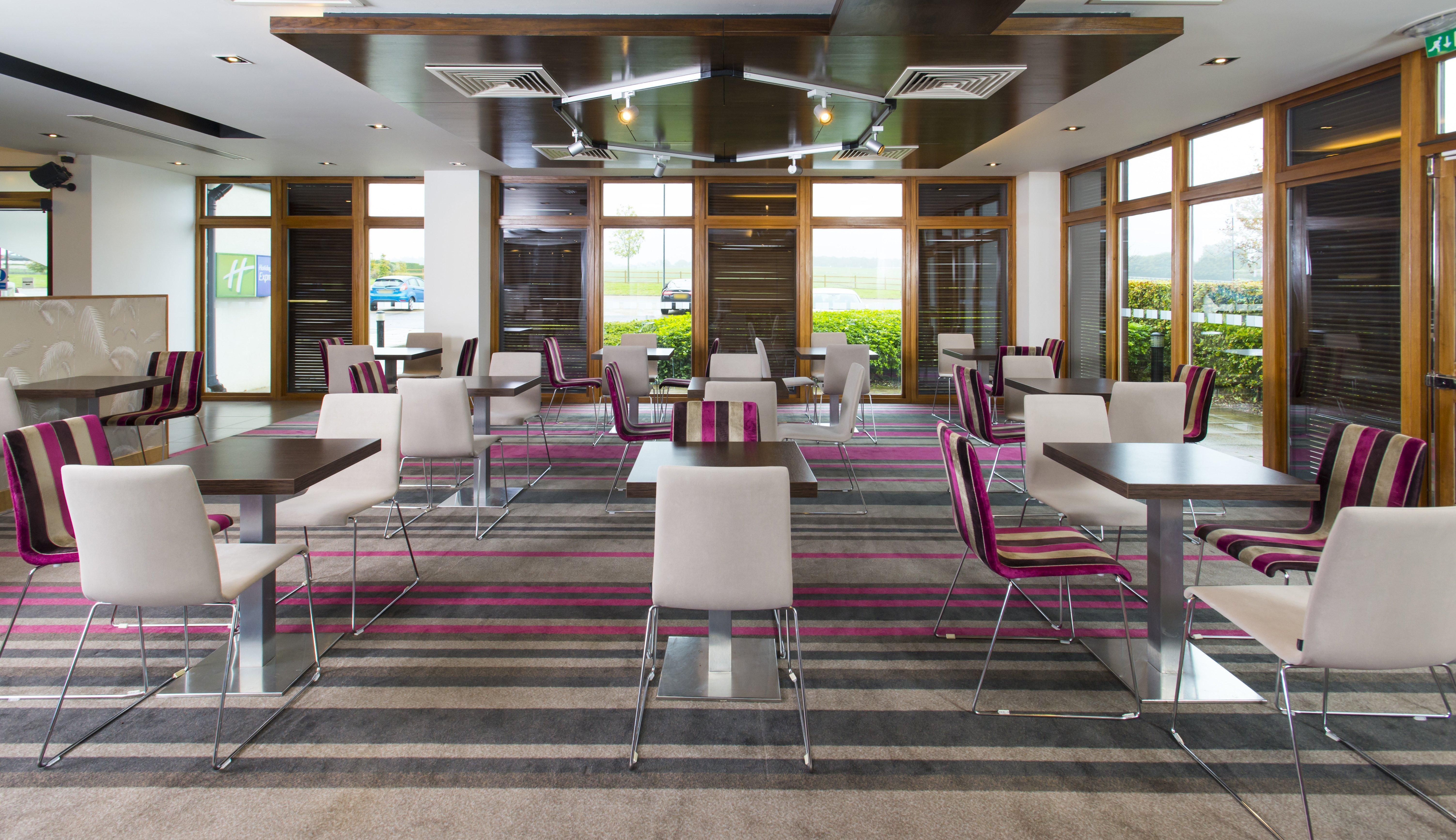 Holiday Inn Express London - Epsom Downs By Ihg Kültér fotó