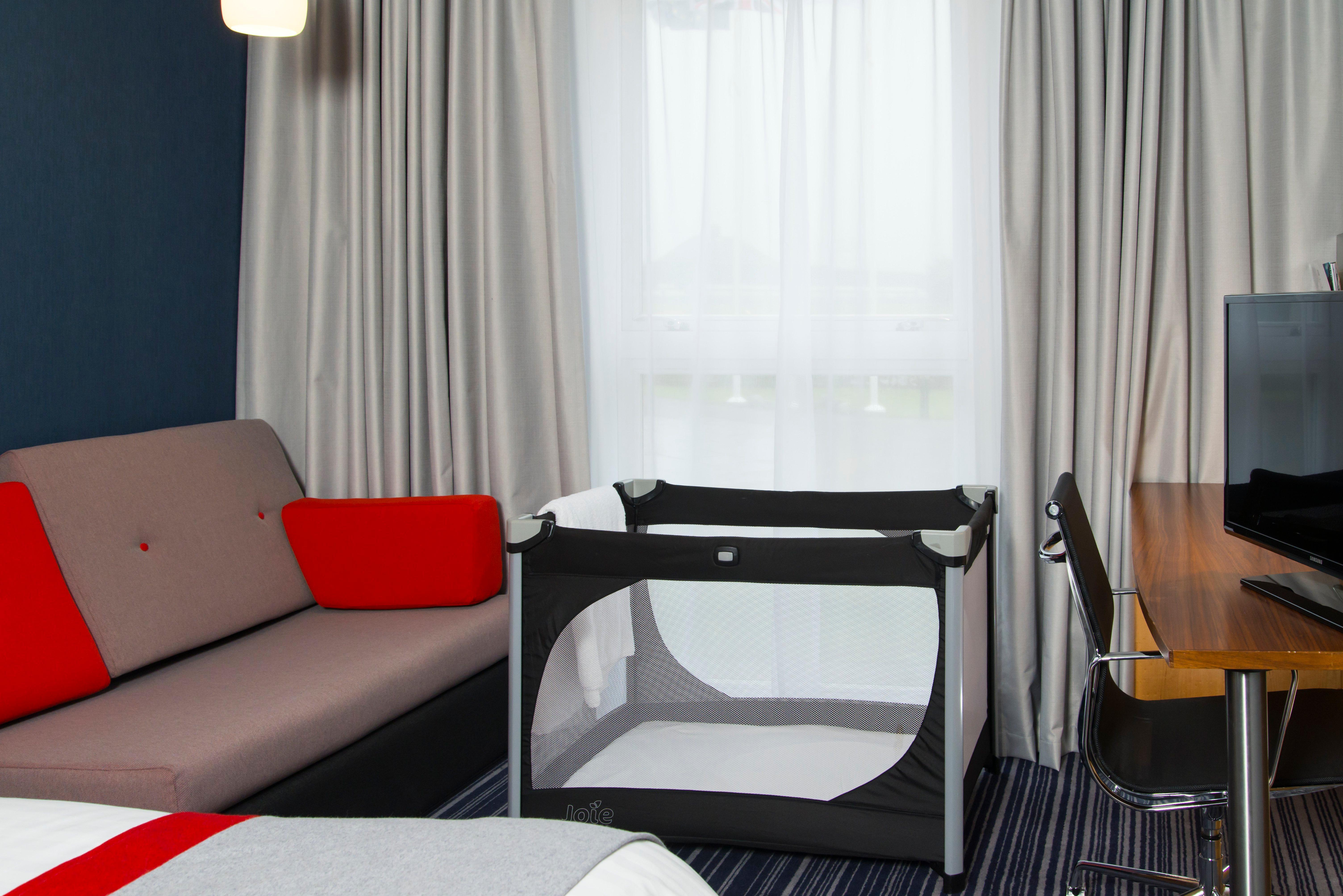 Holiday Inn Express London - Epsom Downs By Ihg Kültér fotó
