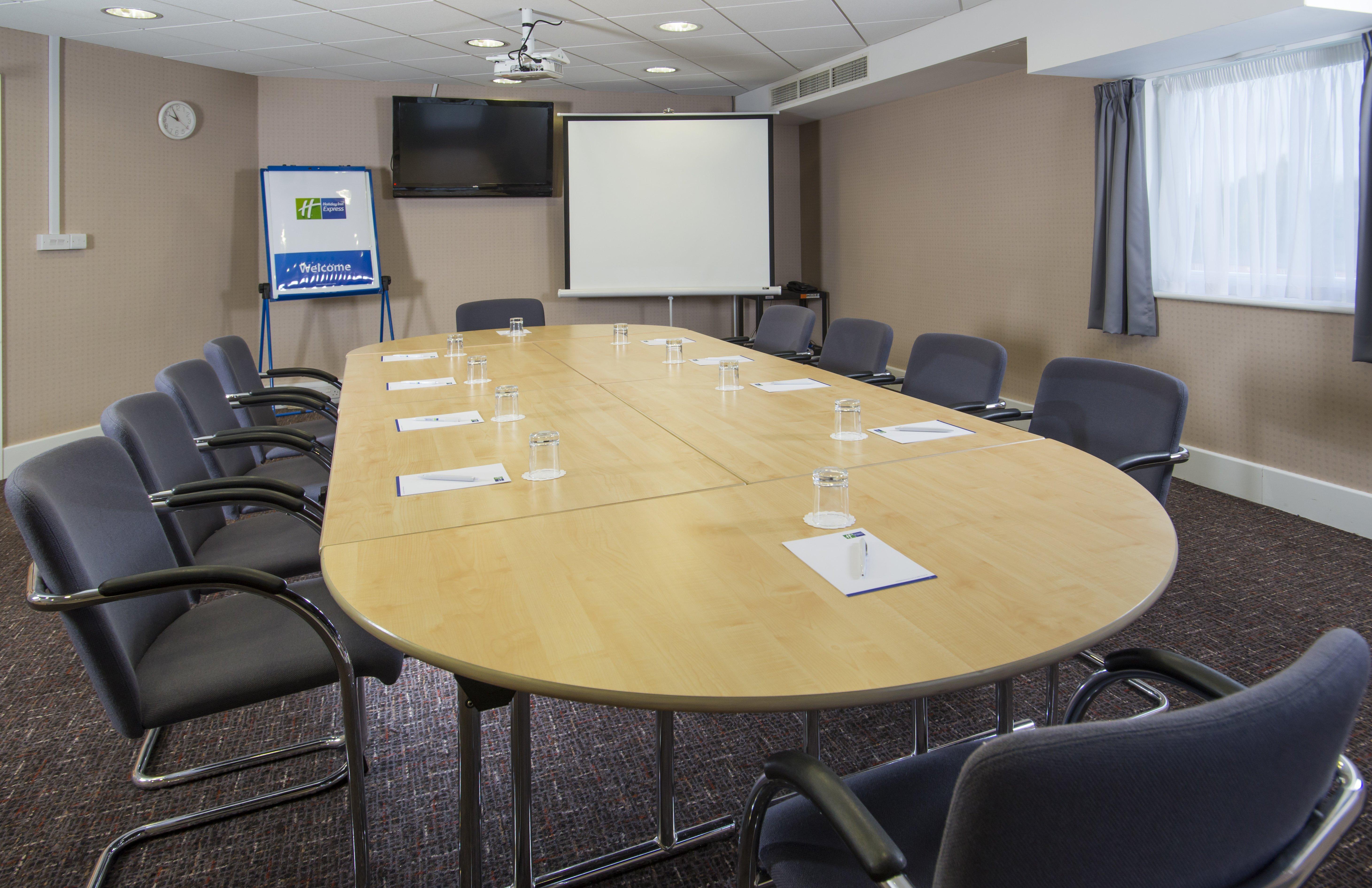 Holiday Inn Express London - Epsom Downs By Ihg Kültér fotó