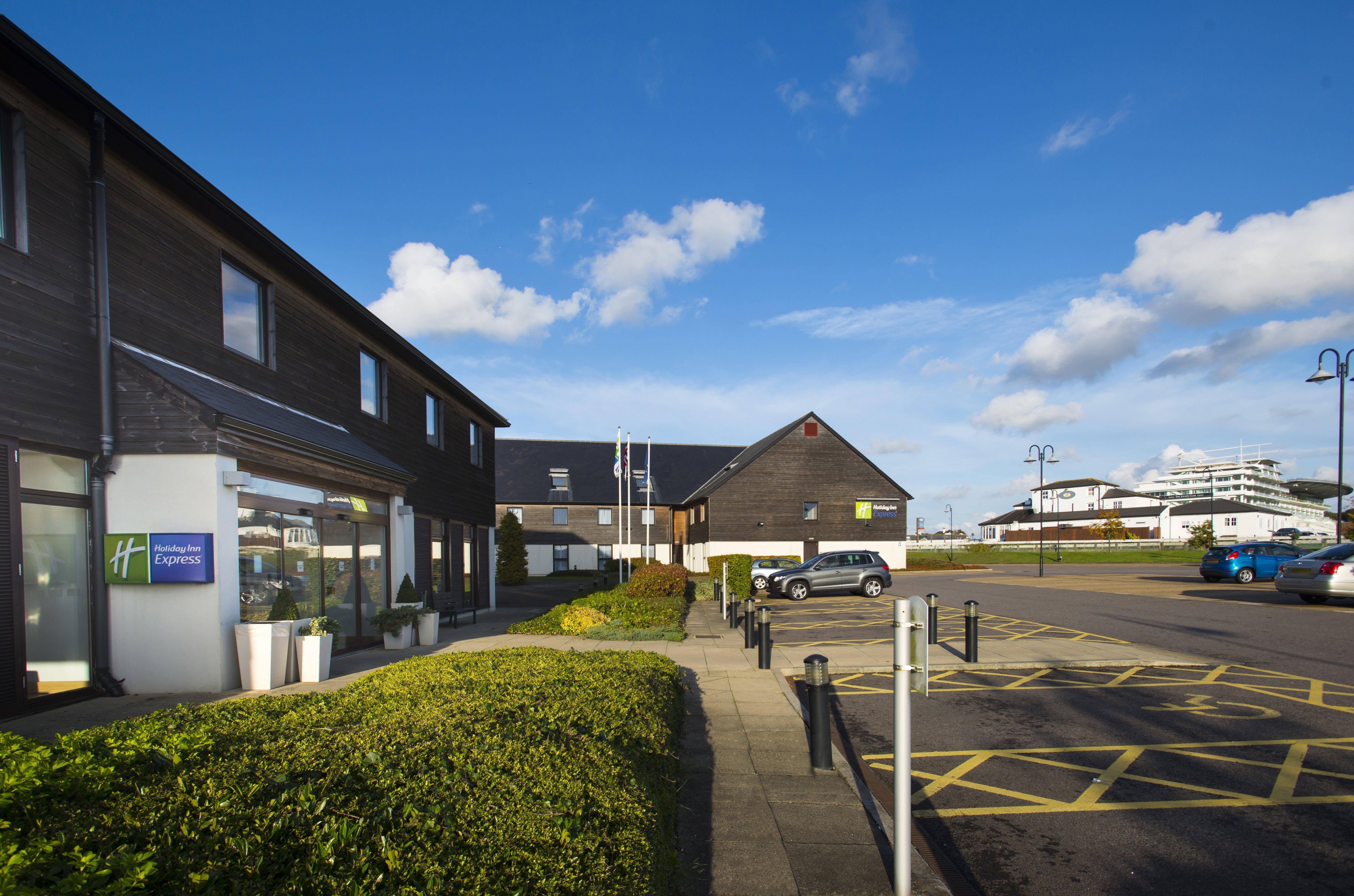 Holiday Inn Express London - Epsom Downs By Ihg Kültér fotó