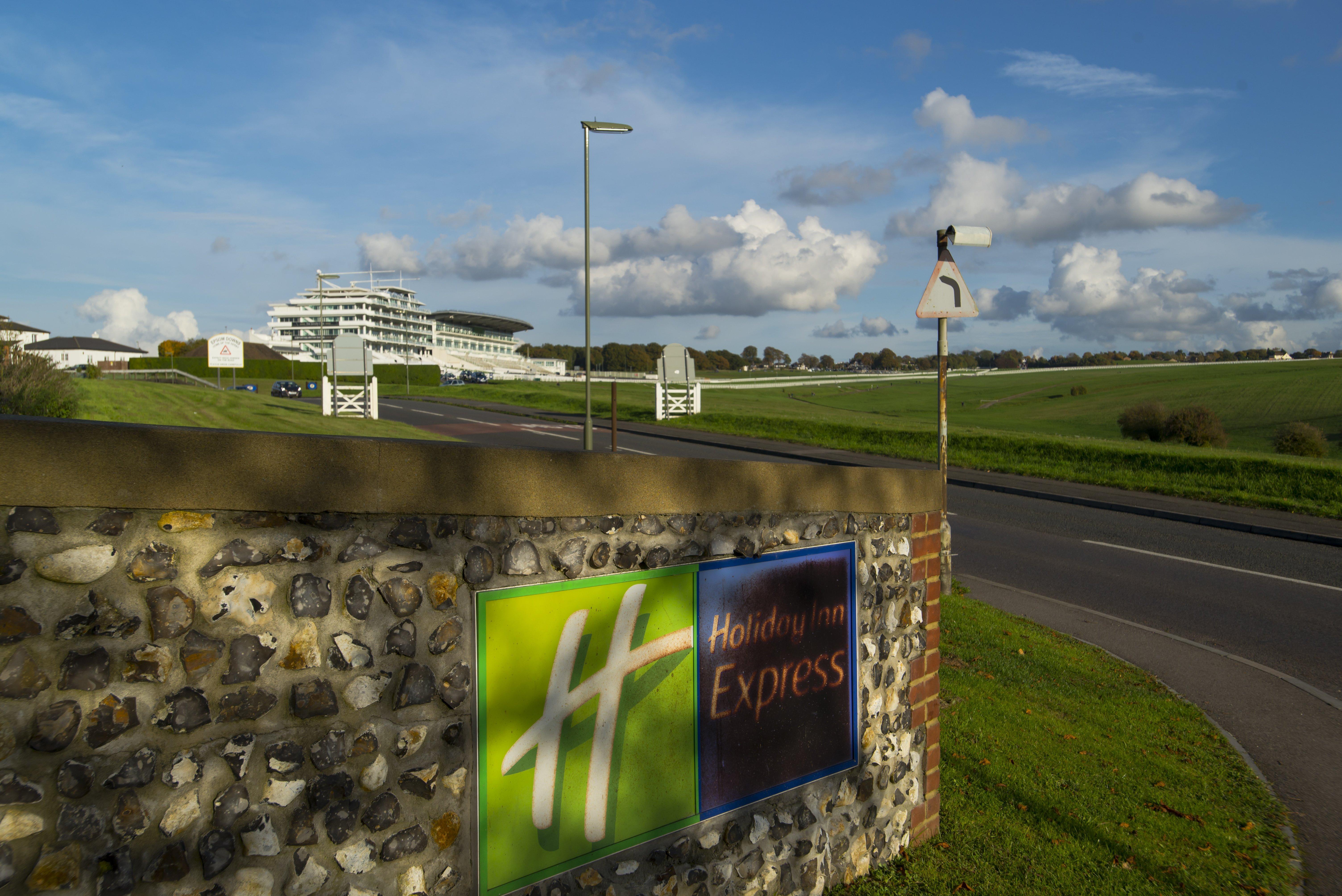 Holiday Inn Express London - Epsom Downs By Ihg Kültér fotó