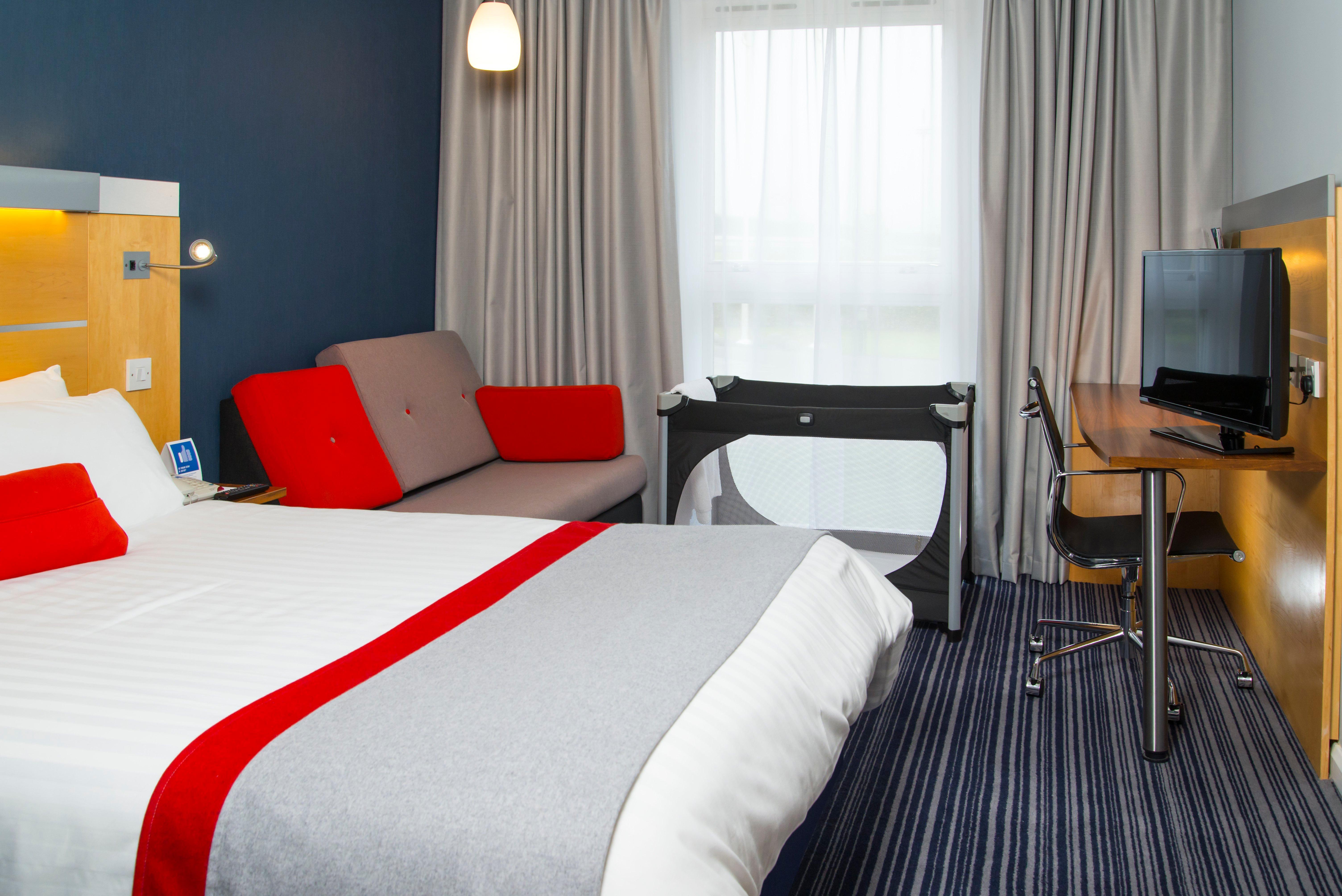 Holiday Inn Express London - Epsom Downs By Ihg Kültér fotó