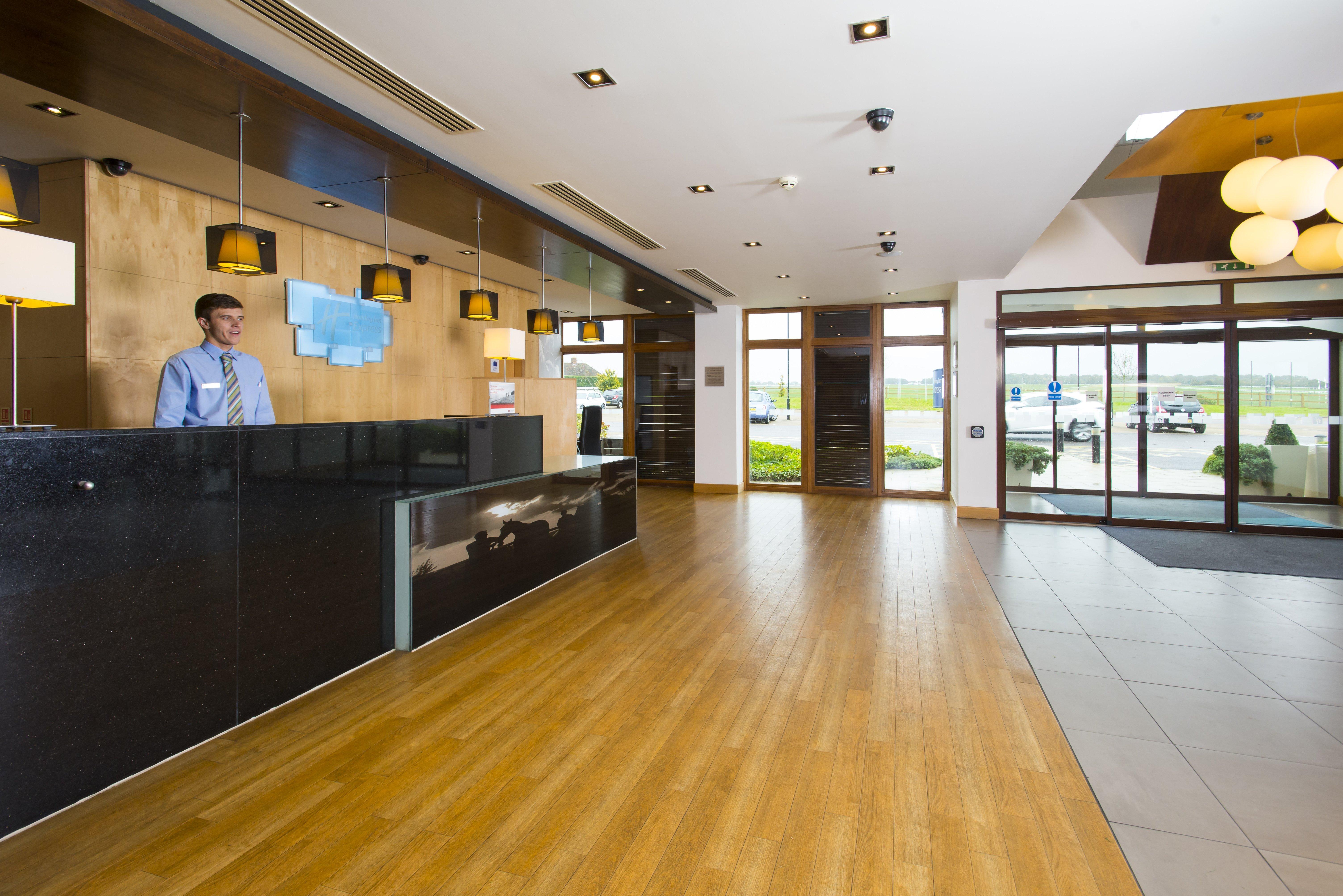 Holiday Inn Express London - Epsom Downs By Ihg Kültér fotó