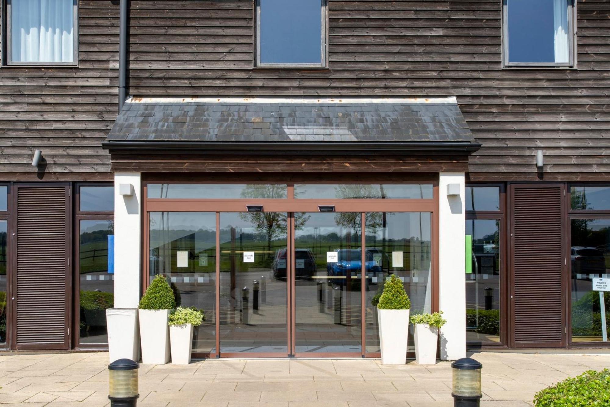 Holiday Inn Express London - Epsom Downs By Ihg Kültér fotó
