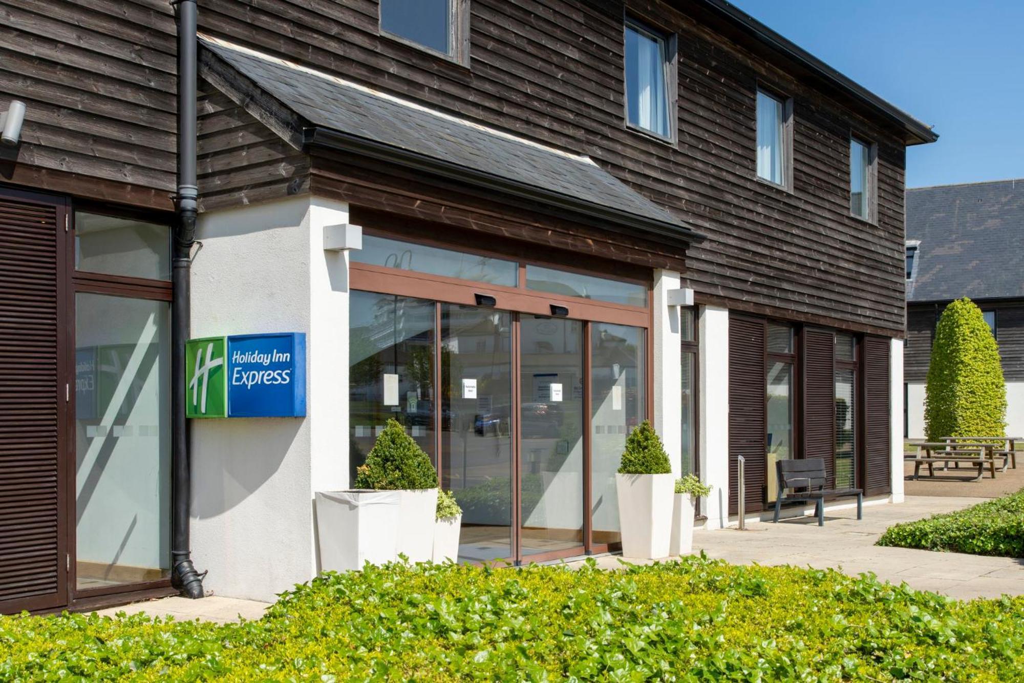 Holiday Inn Express London - Epsom Downs By Ihg Kültér fotó
