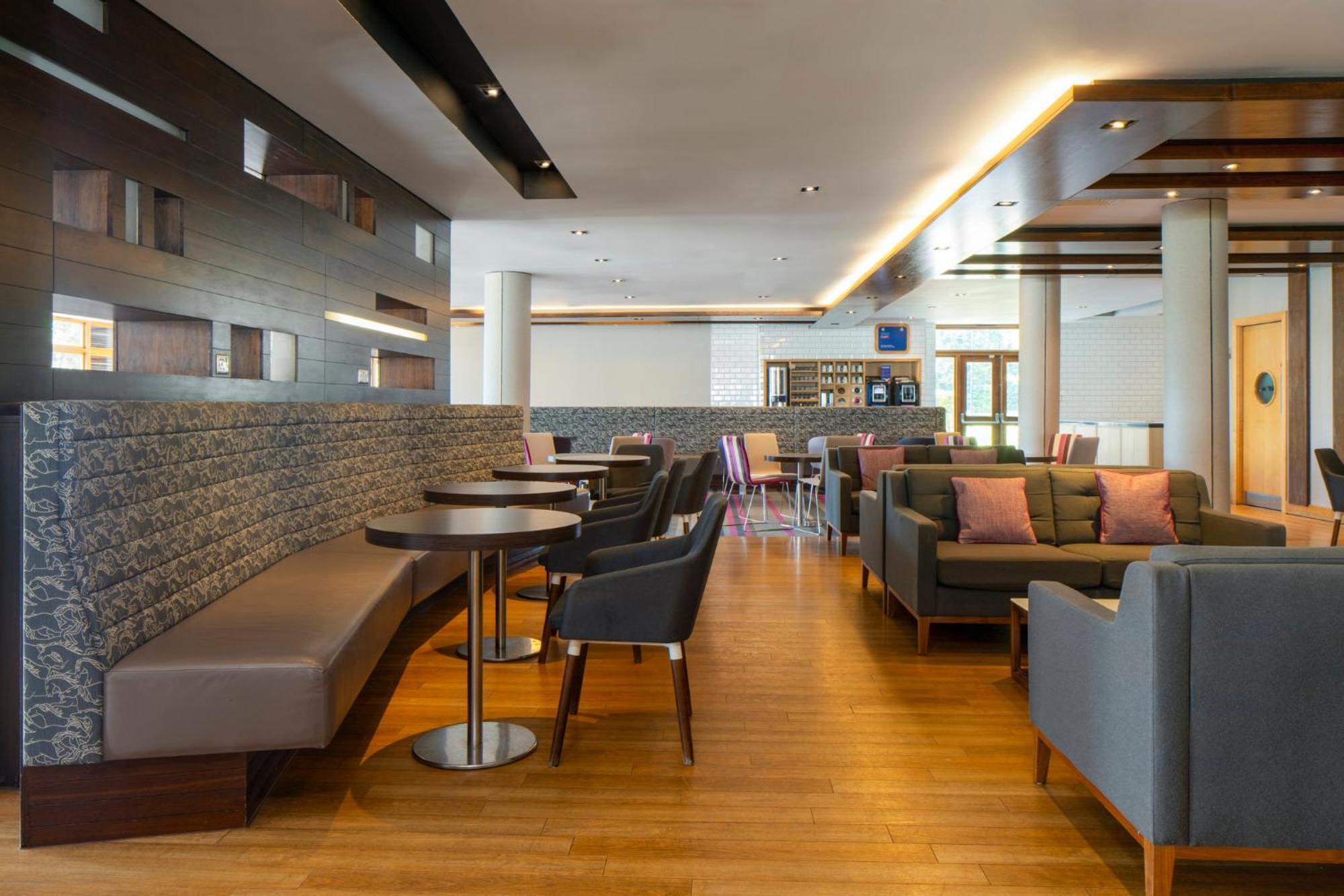 Holiday Inn Express London - Epsom Downs By Ihg Kültér fotó