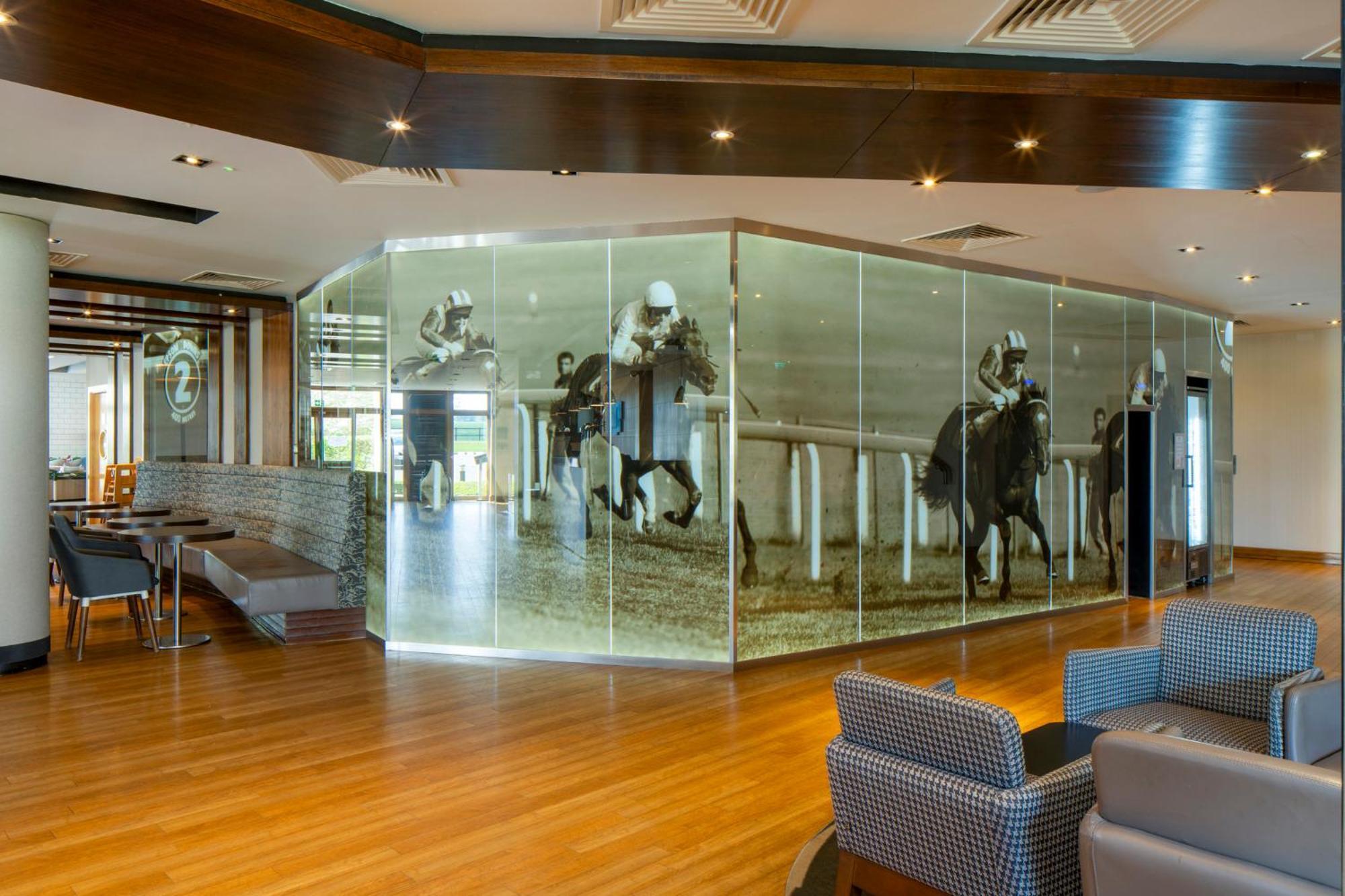Holiday Inn Express London - Epsom Downs By Ihg Kültér fotó