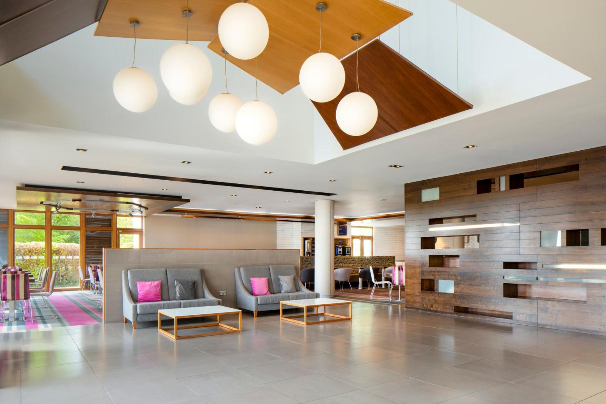 Holiday Inn Express London - Epsom Downs By Ihg Kültér fotó
