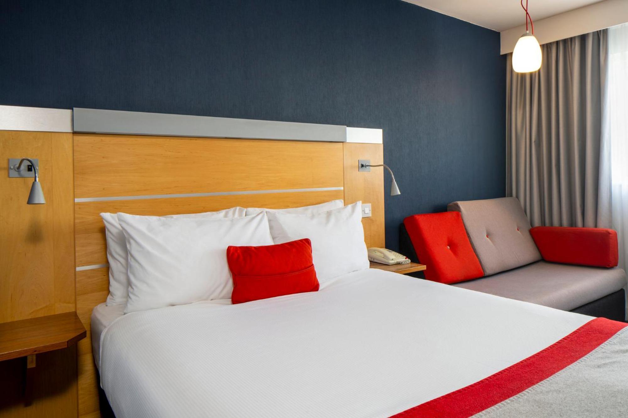 Holiday Inn Express London - Epsom Downs By Ihg Kültér fotó