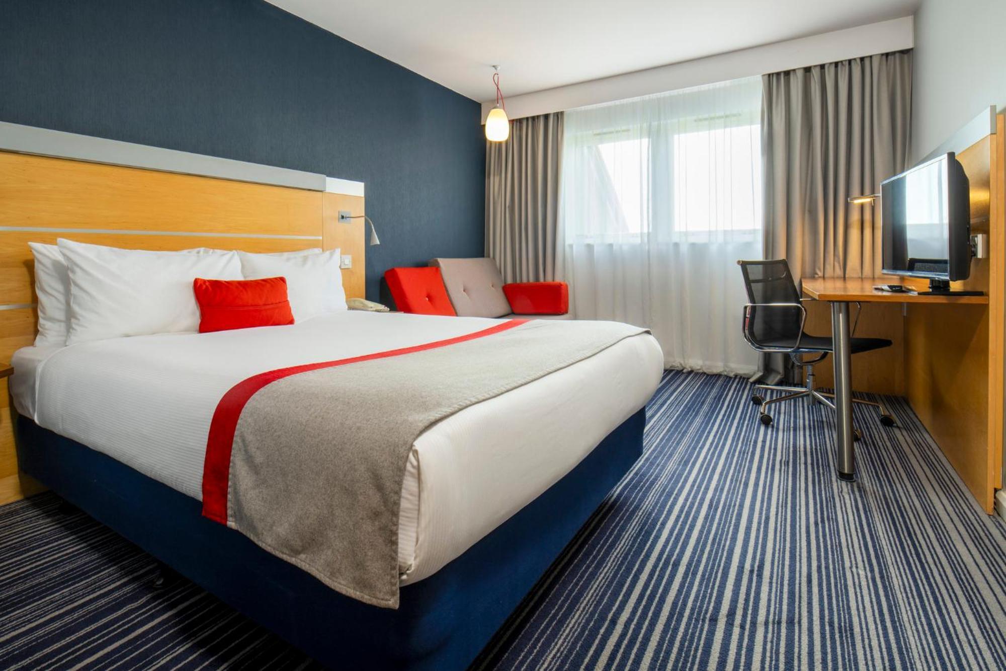 Holiday Inn Express London - Epsom Downs By Ihg Kültér fotó