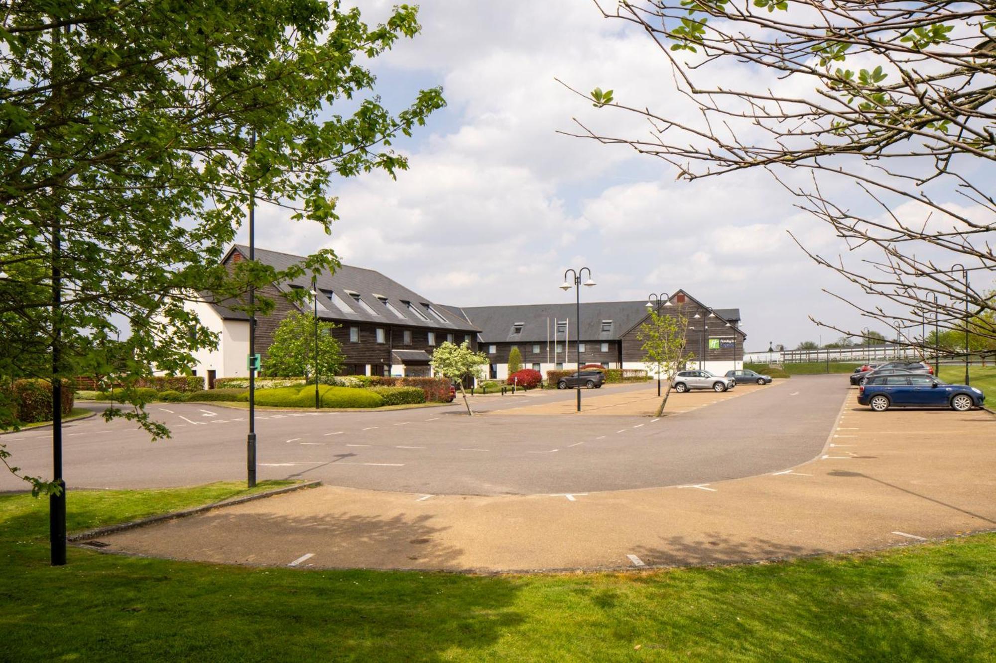 Holiday Inn Express London - Epsom Downs By Ihg Kültér fotó