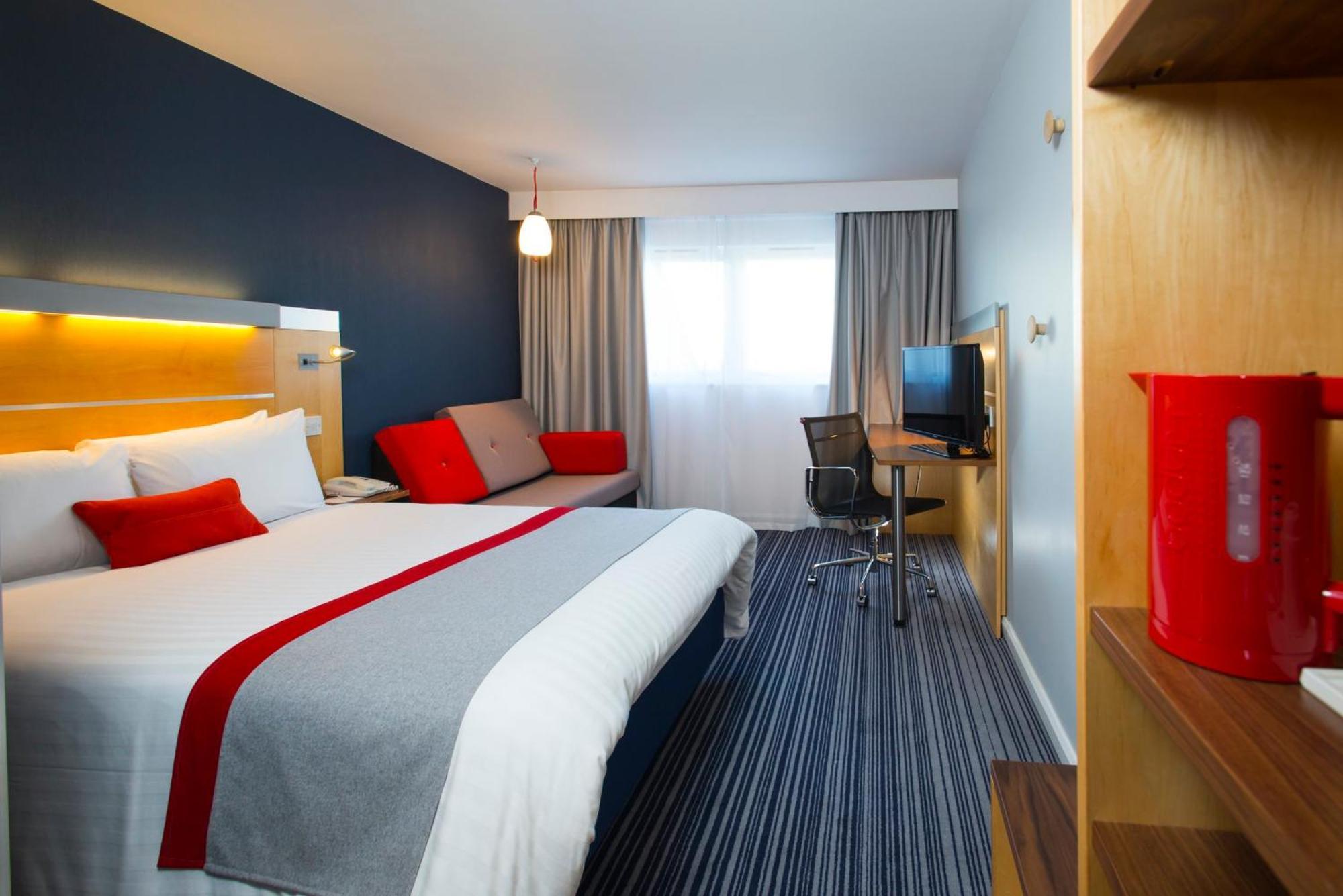 Holiday Inn Express London - Epsom Downs By Ihg Kültér fotó