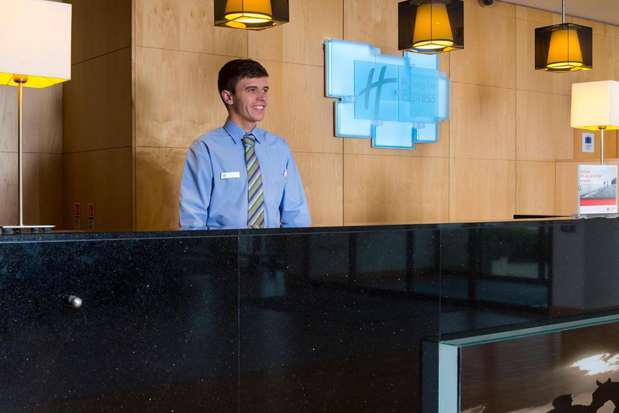 Holiday Inn Express London - Epsom Downs By Ihg Kültér fotó